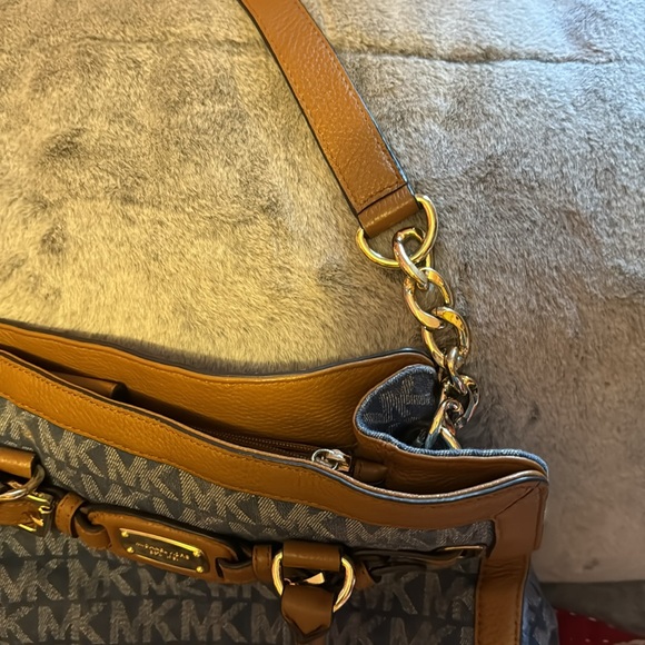 Michael Kors shoulder bag. - Picture 3 of 6